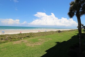 På stranden