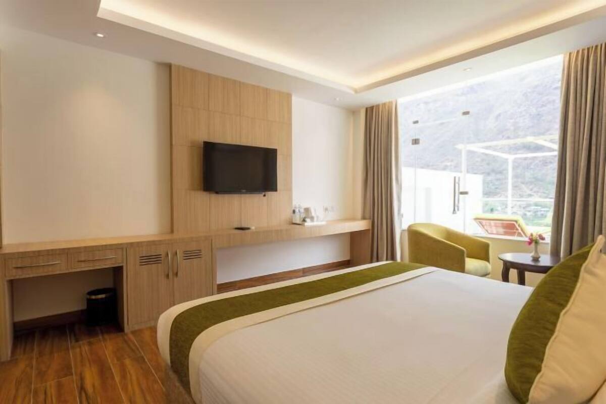 Premium bedding, desk, iron/ironing board, free WiFi