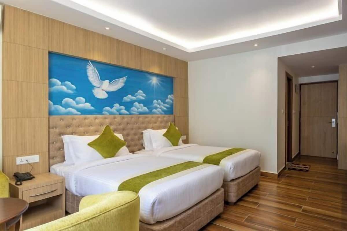 Premium bedding, desk, iron/ironing board, free WiFi