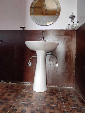 Deluxe Room | Bathroom - Celebrity Resort (Sriperumbudur)