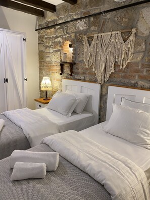 Premium bedding, Select Comfort beds, free WiFi, bed sheets - Ionia Liberty Stone Hotel (Foça)