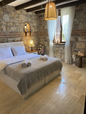 Quarto casal luxo, sacada, vista parcial para o mar | Roupas de cama premium, camas Select Comfort, Wi-Fi de cortesia