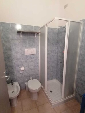 Dusche, Haartrockner, Bidet, Handtücher