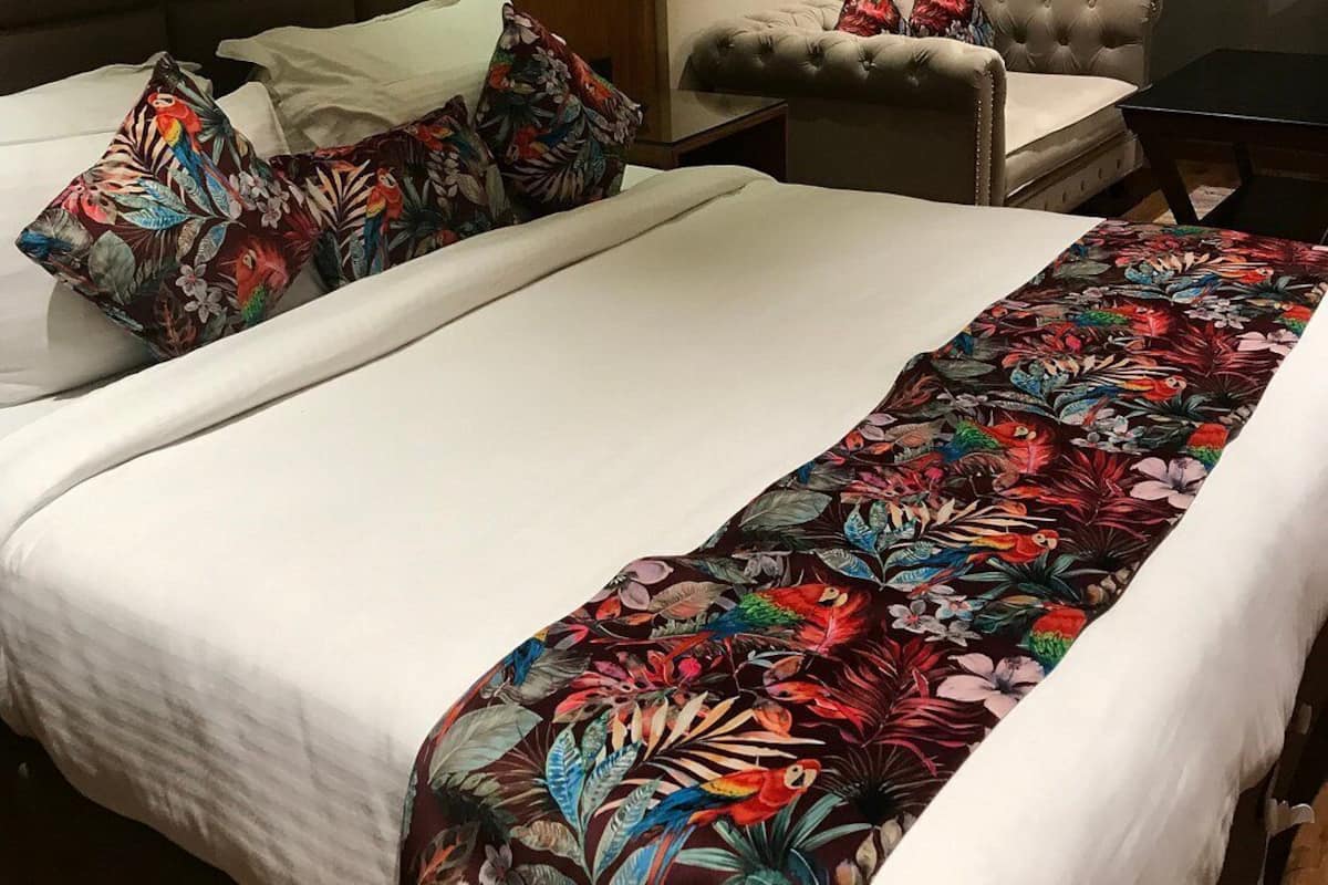Ein Hotelzimmer mit einem großen Bett, einer Couch und einem kleinen Tisch.
