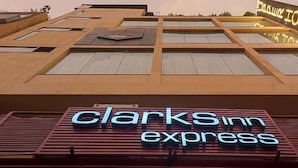 Exterior de um edifício com uma placa que diz 'ClarkSinn express'.