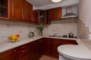 Fridge, microwave, stovetop, cookware/dishes/utensils