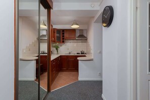 Fridge, microwave, stovetop, cookware/dishes/utensils - Al. Jerozolimskie 29 Warszawa | Beautiful Apartment with SmartTV (Warszawa)