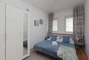 1 habitación, tabla de planchar con plancha, cuna de viaje y wifi 