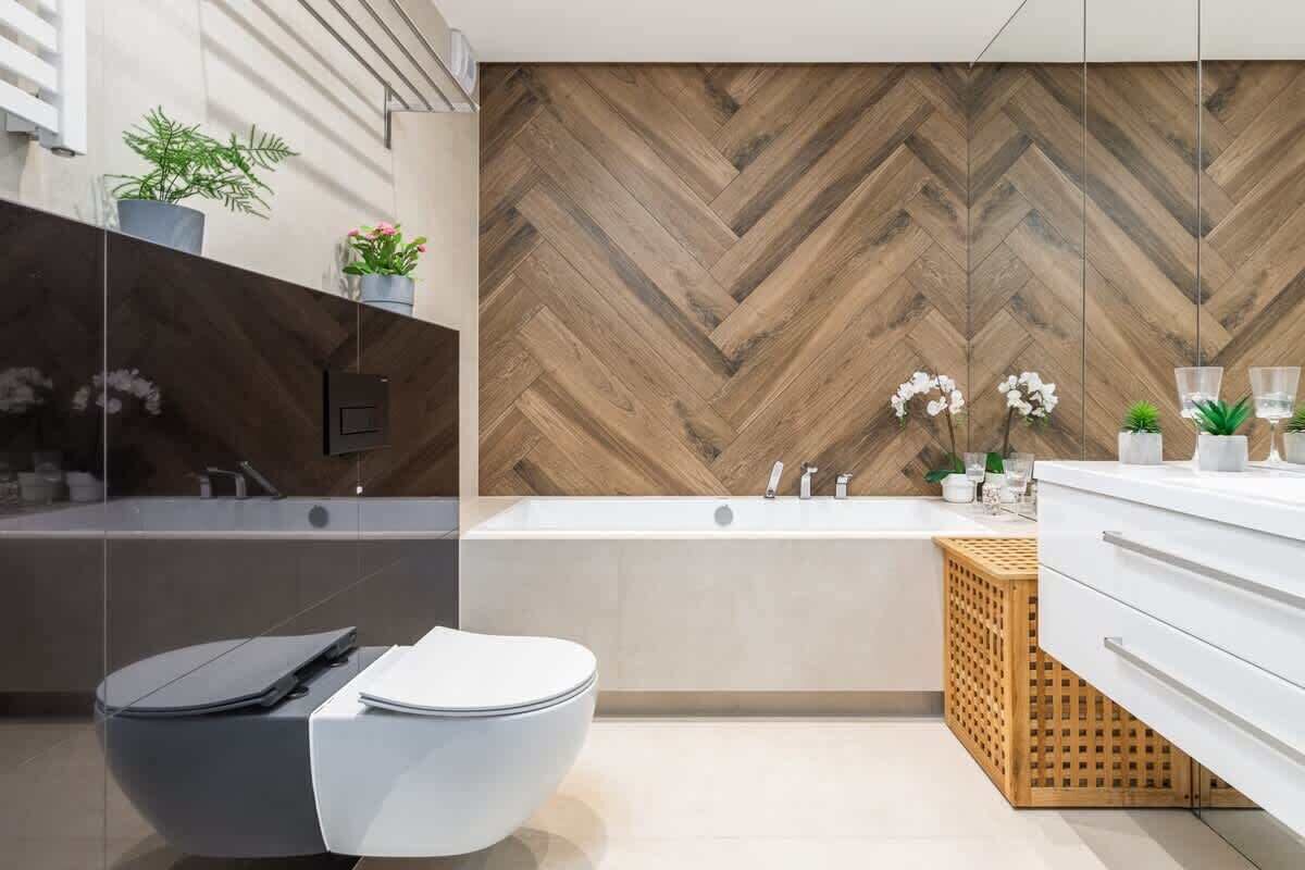 Bathtub, hair dryer, towels, shampoo