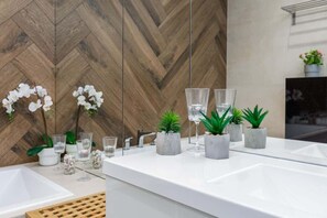 Bathtub, hair dryer, towels, shampoo - Stylish Apartment with Balcony | Parking | 250 m to the Beach (Miedzywodzie)
