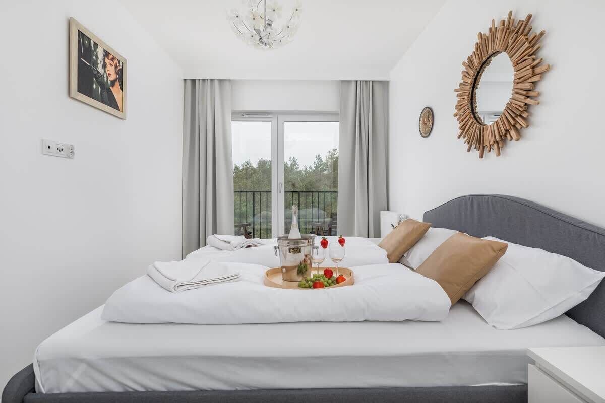 1 dormitorio, tabla de planchar con plancha, wifi y ropa de cama