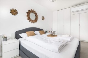 1 bedroom, iron/ironing board, WiFi, bed sheets - Stylish Apartment with Balcony | Parking | 250 m to the Beach (Miedzywodzie)