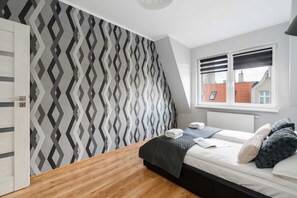 1 bedroom, iron/ironing board, WiFi, bed sheets - Różana 19 Poznań | Grey Apartment with Parking Near MTP (Poznan)