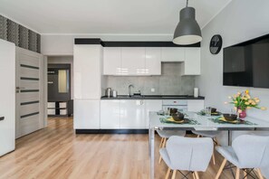 Fridge, oven, stovetop, dishwasher - Różana 19 Poznań | Grey Apartment with Parking Near MTP (Poznan)