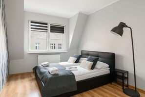 1 bedroom, iron/ironing board, WiFi, bed sheets - Różana 19 Poznań | Grey Apartment with Parking Near MTP (Poznan)