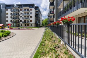 Exterior - Różana 19 Poznań | Grey Apartment with Parking Near MTP (Poznan)