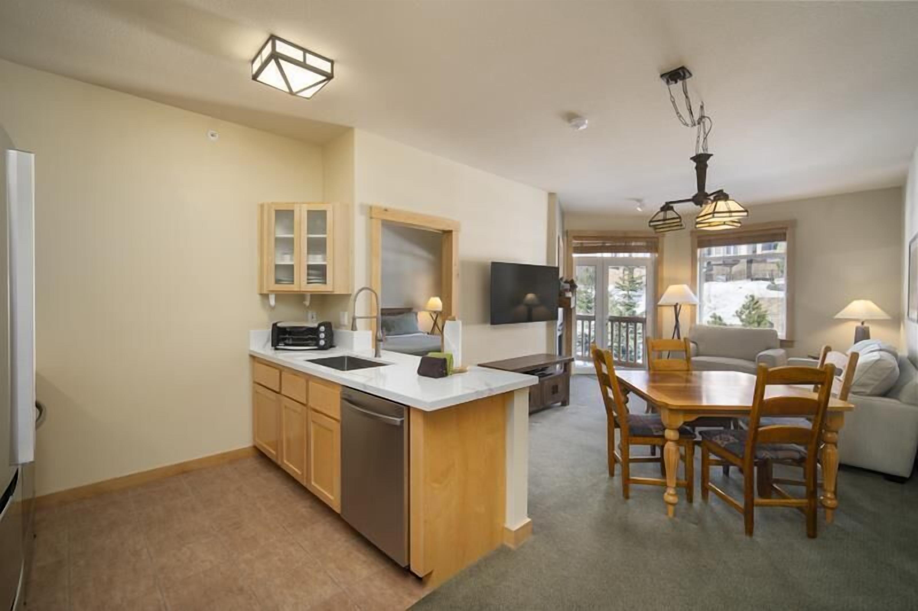 2 bdrm on the Slopes with Year-Round Pool, Spa, BBQ, Laundry, & Lockers. Single floor with elevator