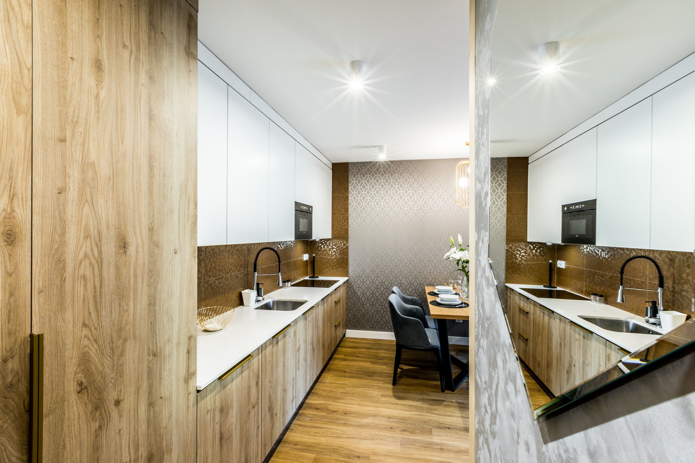 Una cocina moderna con armarios de madera, una isla central y un comedor.