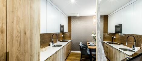 Una cocina moderna con armarios de madera, una isla central y un comedor.