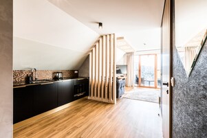 Classic Studio Suite | Private kitchen | Mini-fridge, microwave, stovetop, dishwasher