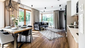 Un espacio moderno para vivir con comedor, sofá y cocina.