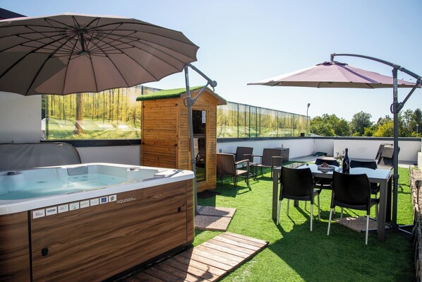 บ้านเคลื่อนที่สำหรับครอบครัว, หลายห้องนอน, ตู้เย็นและไมโครเวฟ (Rooftop Home With Whirlpool & Sauna) | รับประทานอาหารกลางแจ้ง