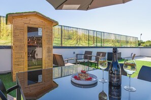 Family Mobile Home, Multiple Bedrooms, Mountainside (Rooftop Home With Whirlpool & Sauna) | Outdoor dining