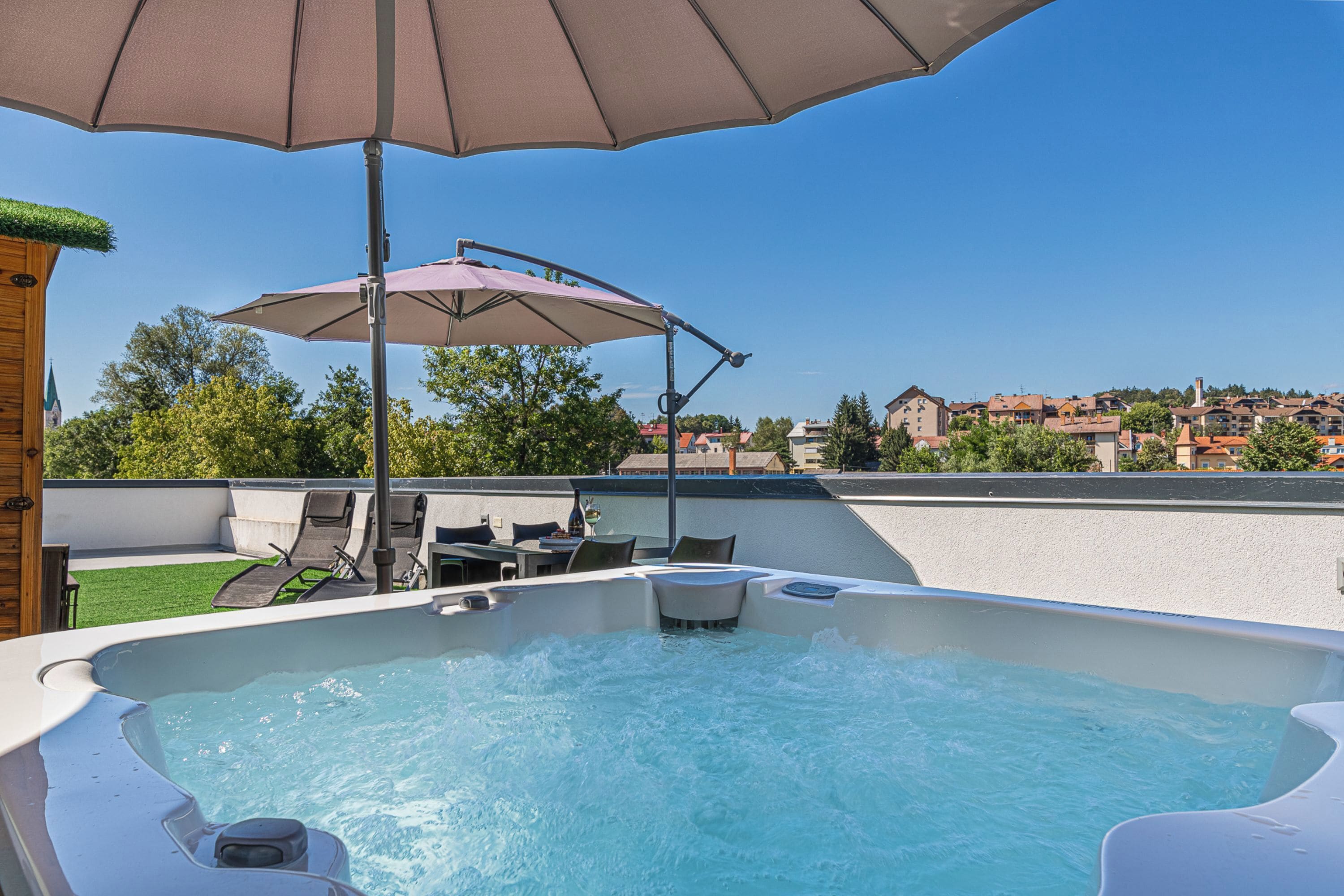 Nhà di động dành cho gia đình, nhiều phòng ngủ, cạnh núi (Rooftop Home With Whirlpool & Sauna) | Bồn tắm spa ngoài trời