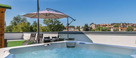 Family Mobile Home, Multiple Bedrooms, Mountainside (Rooftop Home With Whirlpool & Sauna) | Outdoor spa tub