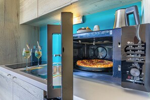 Perheasuntovaunu, useita makuuhuoneita, vuorten lähellä (Rooftop Home With Whirlpool & Sauna) | Yksityinen keittiö | Jääkaappi, mikroaaltouuni, uuni, liesi