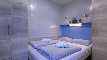 Nhà di động dành cho gia đình, nhiều phòng ngủ, cạnh núi (Rooftop Home With Whirlpool & Sauna) | 2 phòng ngủ, khu vực làm việc phù hợp cho laptop