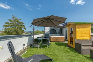 Mobile Familienunterkunft, Mehrere Schlafzimmer, Bergseite (Rooftop Home With Whirlpool & Sauna) | Speisen im Freien