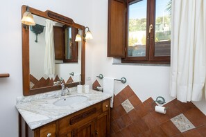 Combined shower/bathtub, jetted bath, hair dryer, bidet - Villa with pool and gym just steps from the beach! (Anacapri)