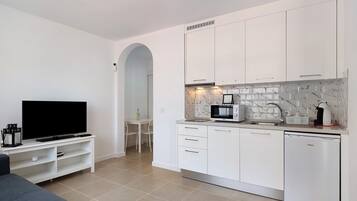 Coffee/tea maker, fridge, microwave, stovetop