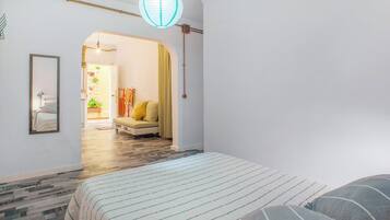 1 slaapkamer, een strijkplank/strijkijzer, gratis wifi, beddengoed