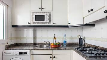 Een koelkast, een magnetron, een kookplaat