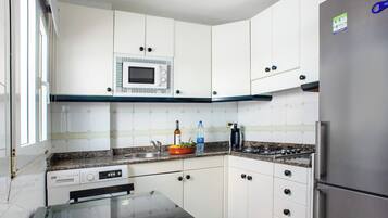 Een koelkast, een magnetron, een kookplaat