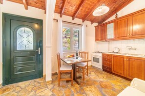 Réfrigérateur, four, plaque de cuisson, cafetière/bouilloire