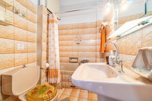 Shower, free toiletries, hair dryer, towels - Pavlos & Sofia Apartment with Mountain View, Terrace and Balcony (Corfu)