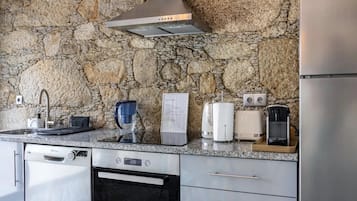 Een koelkast, een magnetron, een oven, een kookplaat