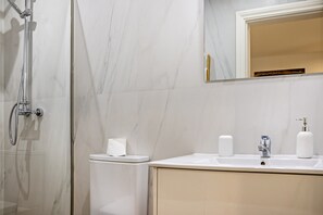 Ducha, secador de pelo, toallas