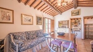 Un salon confortable avec un canapé, une table à manger et un coin cuisine.