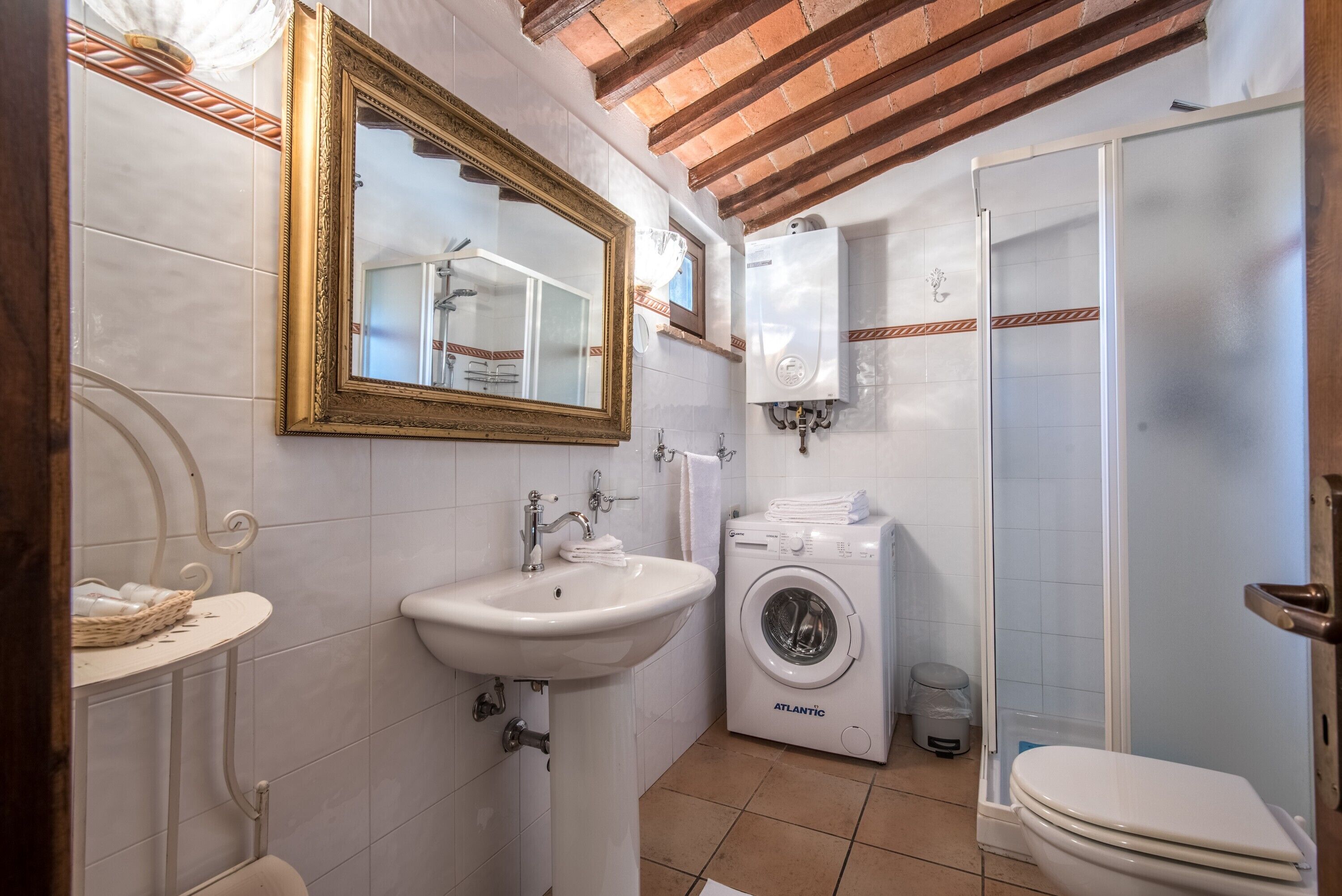 Douche, articles de toilette gratuits, sèche-cheveux