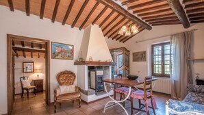 Une pièce rustique avec une cheminée, des meubles en bois et un sol carrelé.