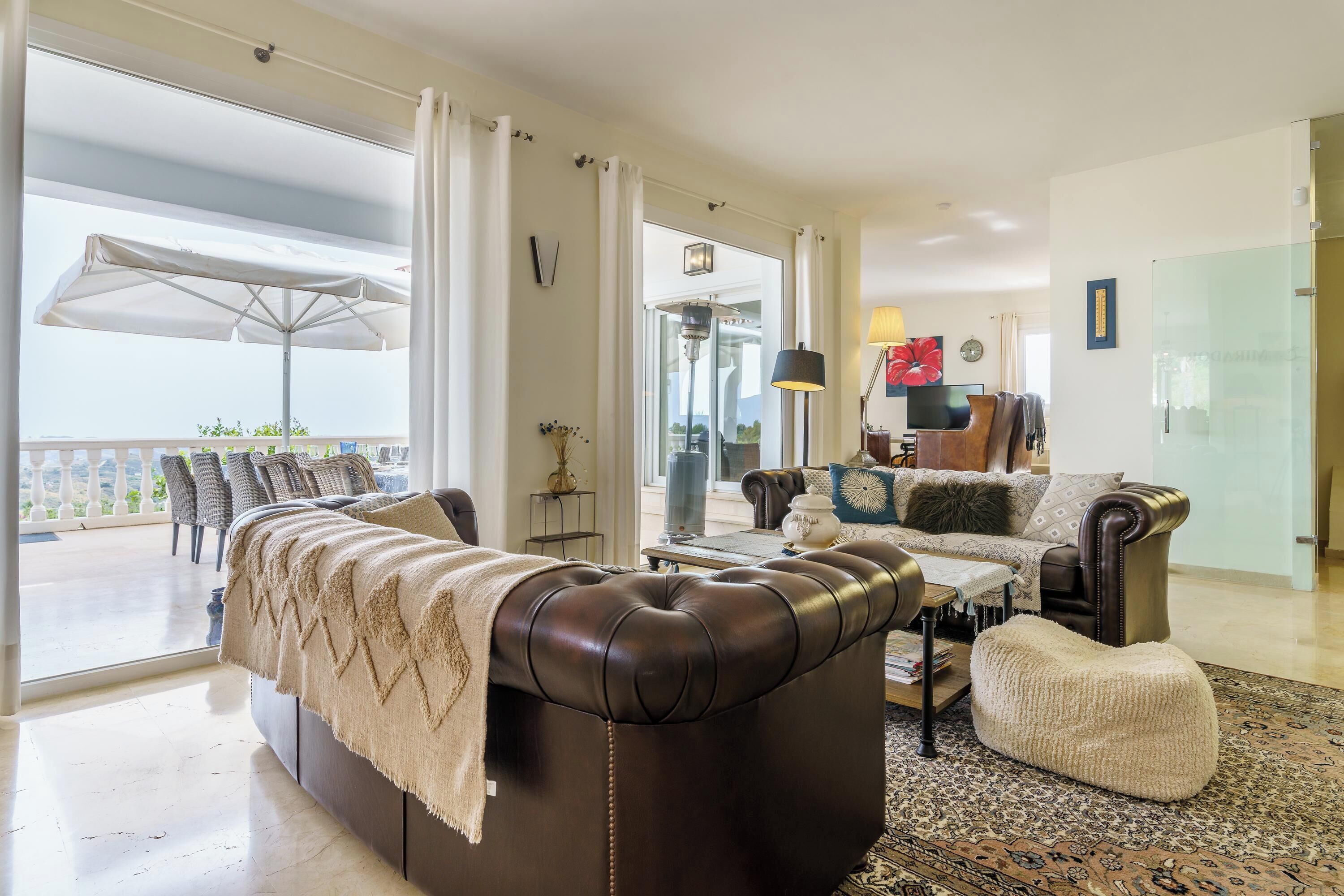 Tv, eldstad, dvd-spelare och ett bordtennisbord