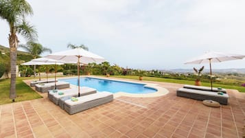 Een verwarmd zwembad