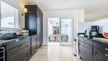 Een koelkast, een microgolfoven, een oven, een kookplaat