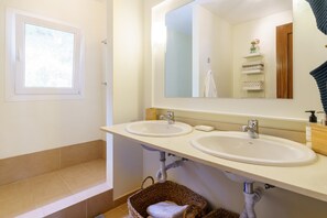 Dusche, Haartrockner, Handtücher