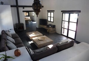 Fernseher, Kamin, DVD-Player, Stereoanlage