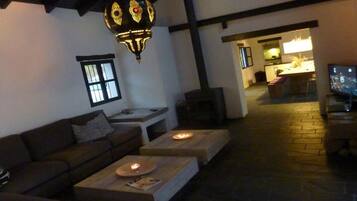 Een televisie, een open haard, een dvd-speler en een stereo